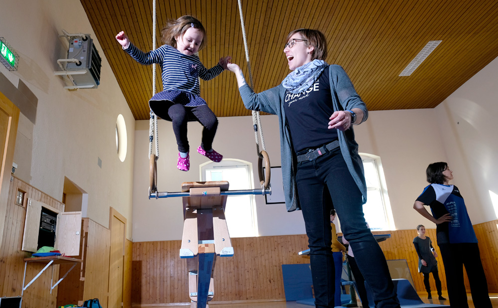 Eltern-Kind-Turnen bei der Turnerschaft Hard, Vorarlberg.